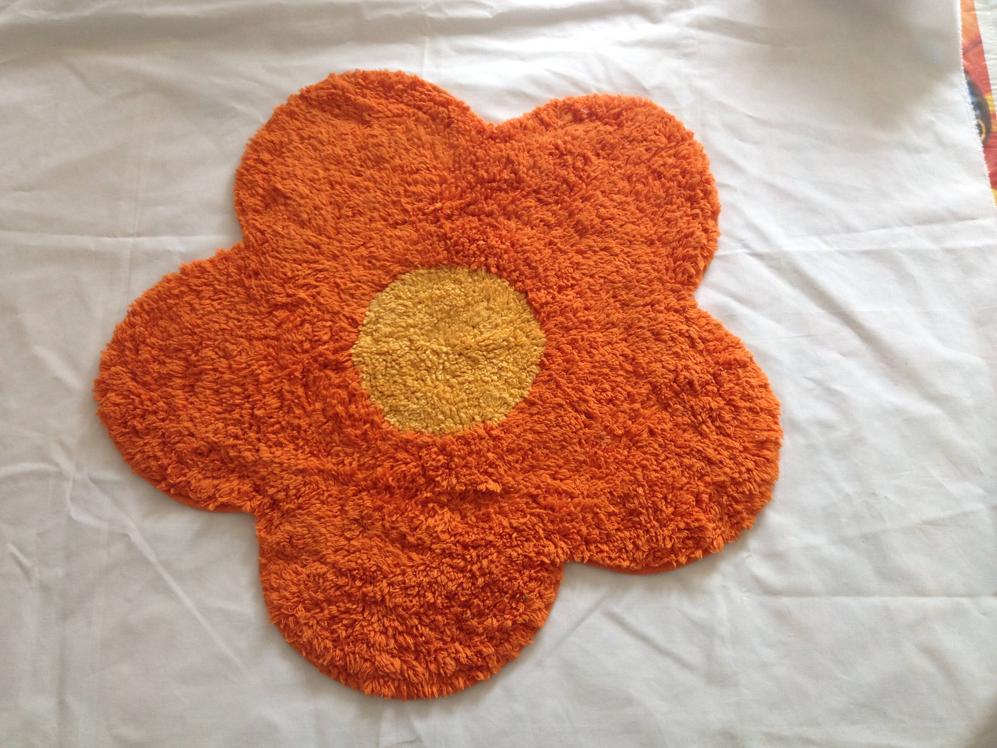 Small vintage 70s flower-shaped rug