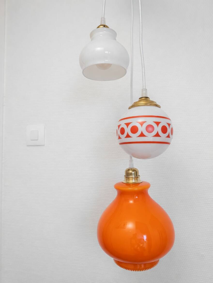 Suspension 3 globes vintage opaline orange et blanc