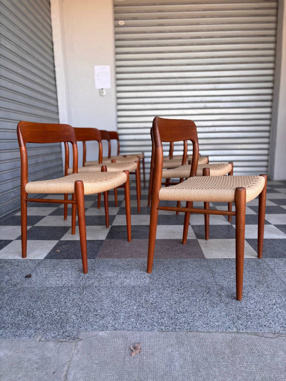 Série de 8 chaises Møller 75