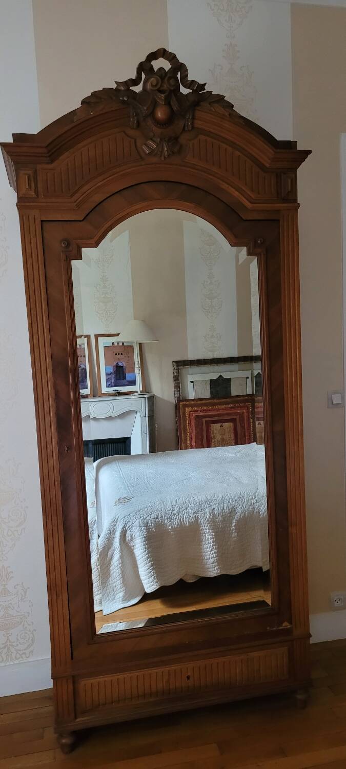 Mirror cabinet