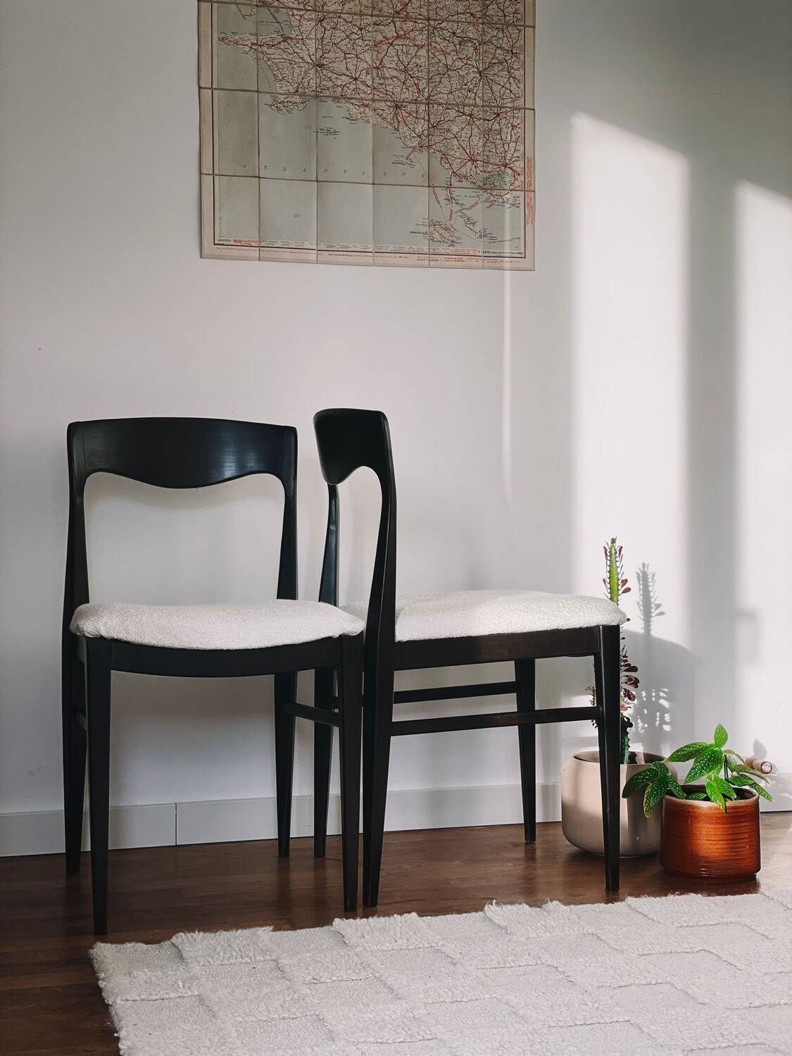 5 vintage chairs in dark wood and bouclé wool