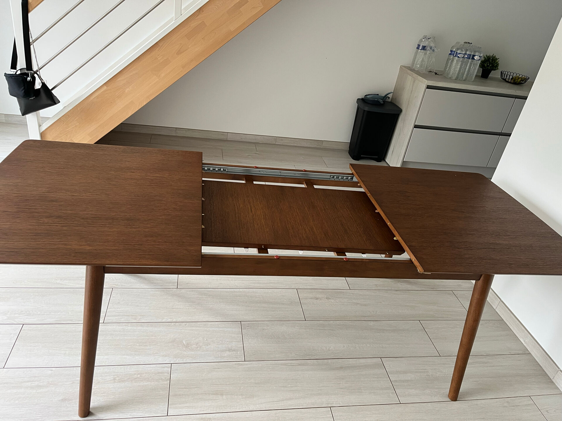 Table à manger extensible effet noyer – 160 cm à 210 cm – Comme neuve