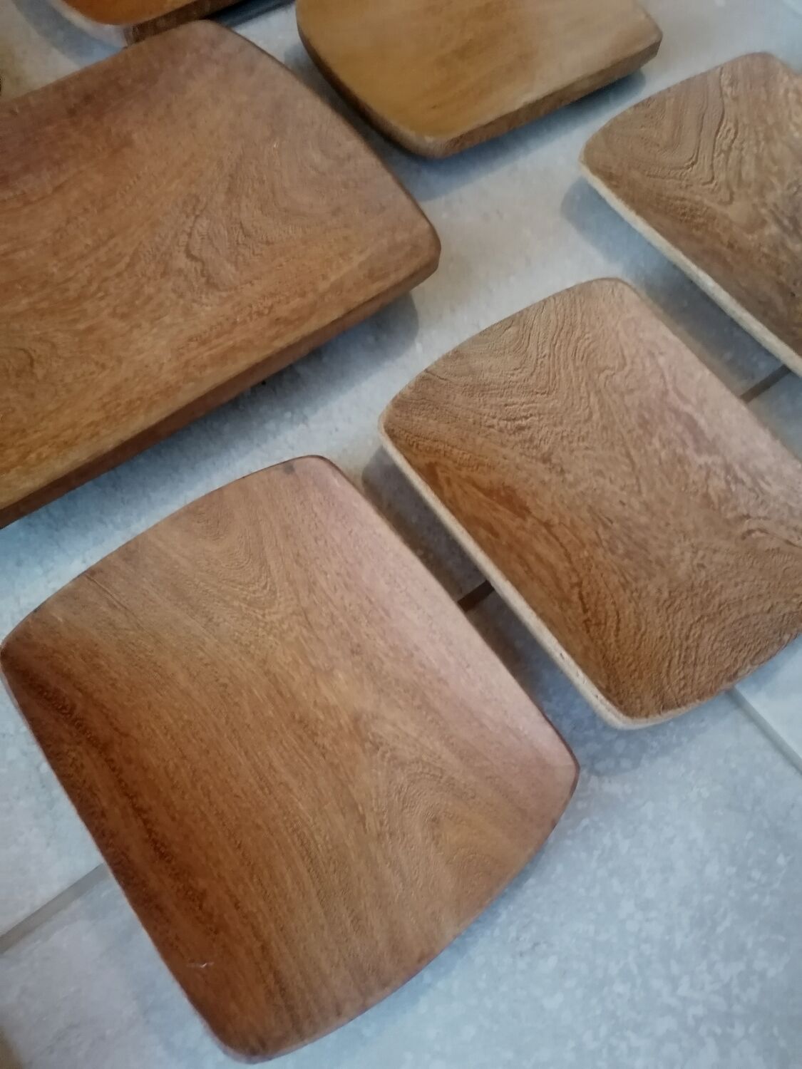 Ensemble assiettes et plat scandinave en bois massif vintage