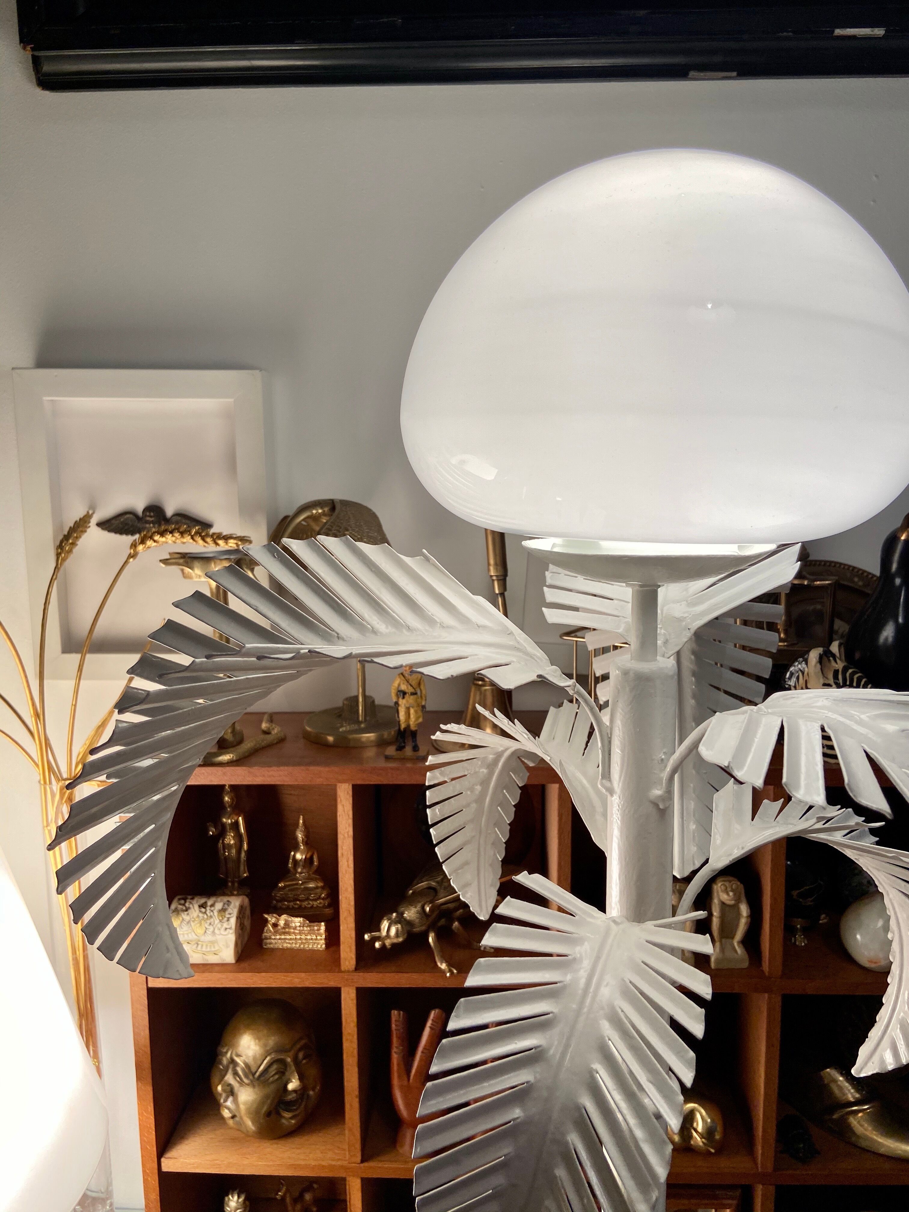 Palm lamppost in opaline and white metal