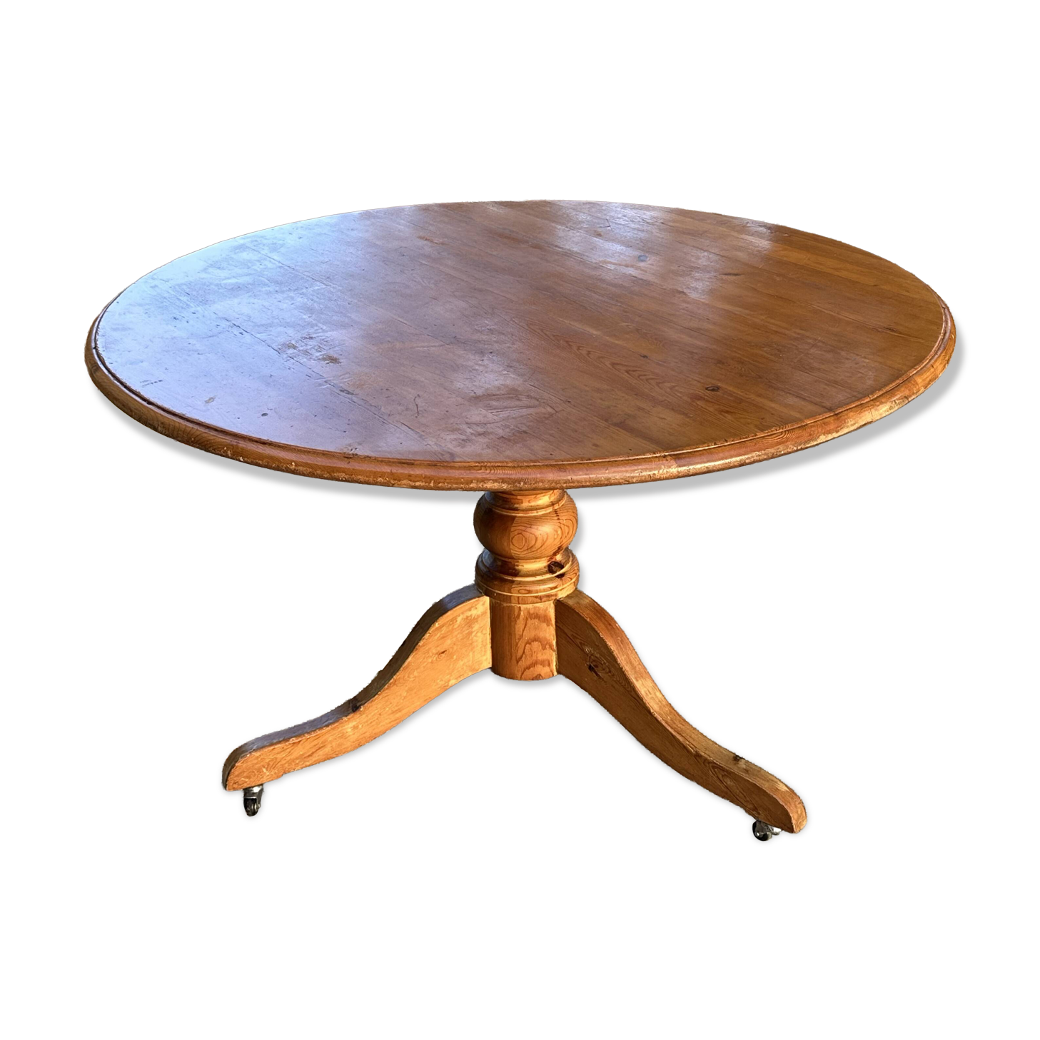 Round pine table with a diameter of 120 cm.