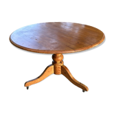 Round pine table with a diameter of 120 cm.