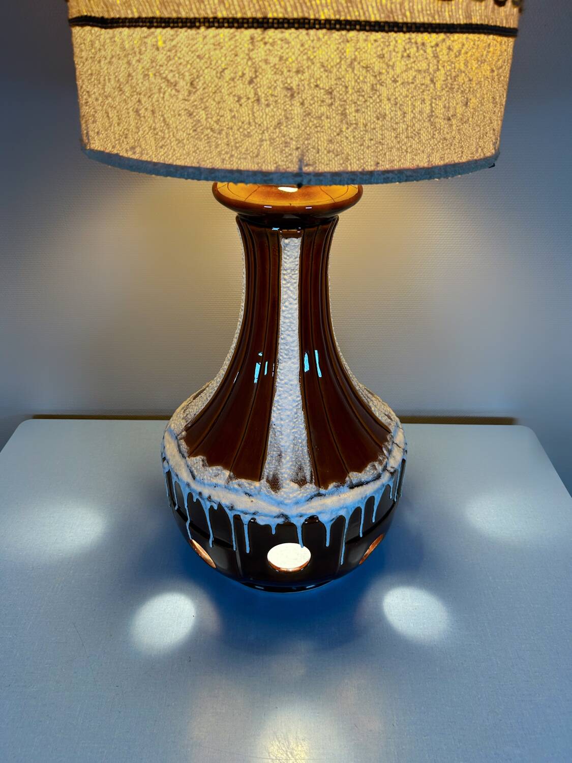 Lampe de sol céramique et bouclettes années 70