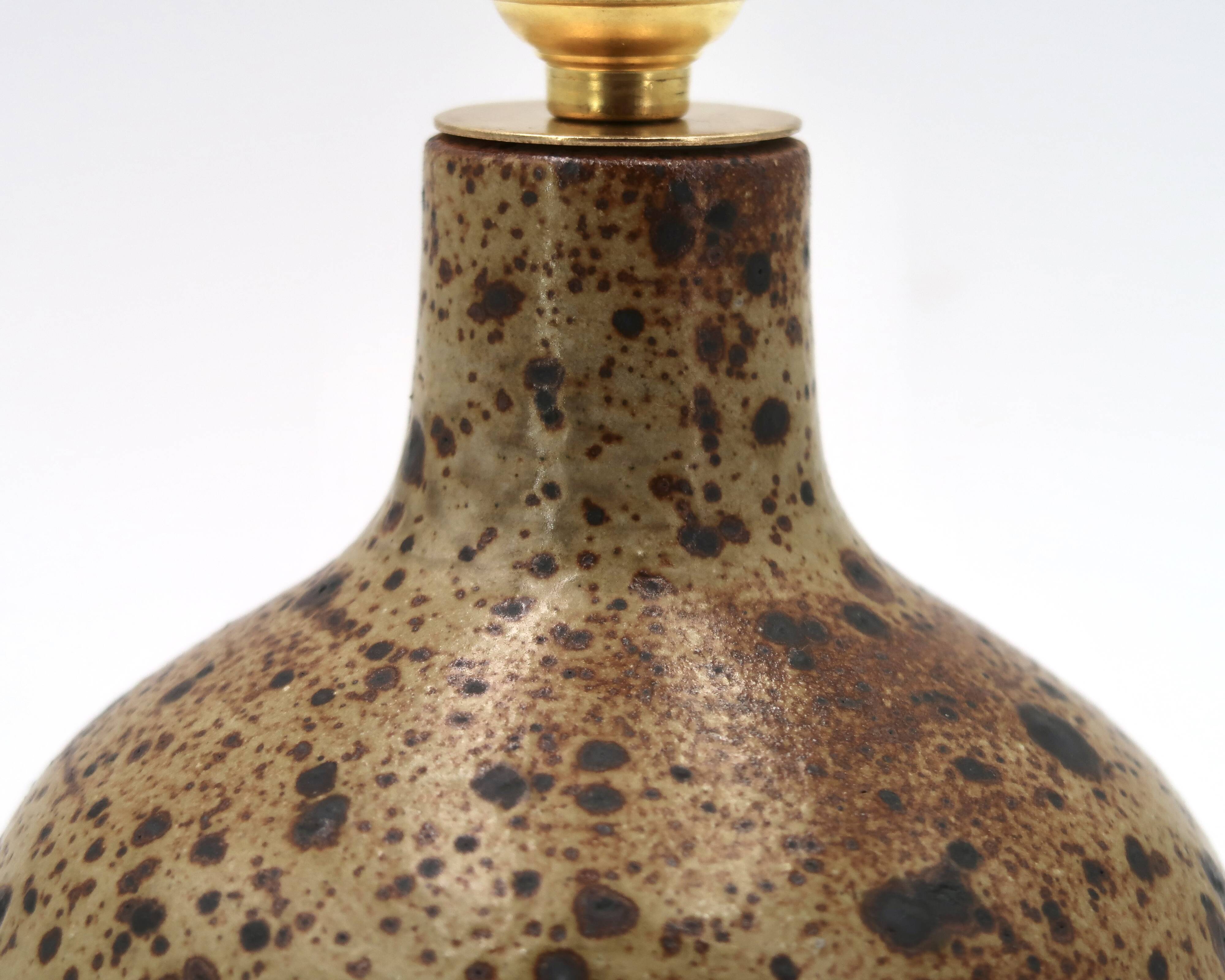 Lampe en grès, abat jour blanc, années 70