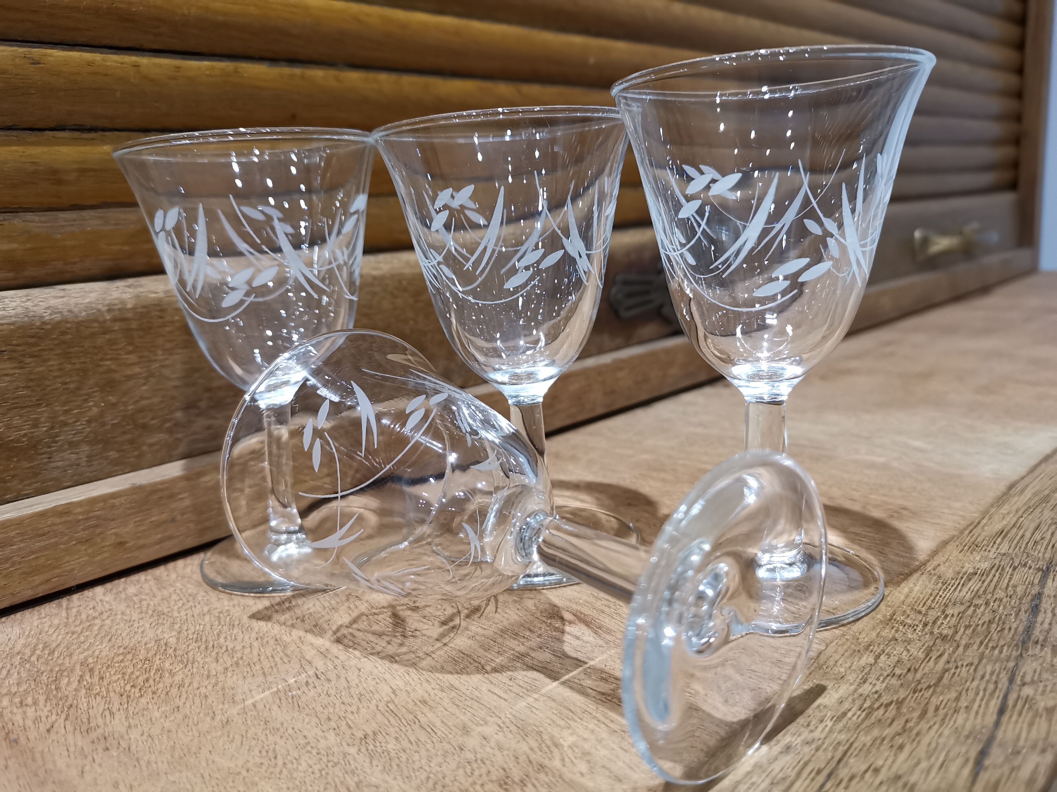 Set of 4 wine or aperitif glasses on semi-crystal stem
