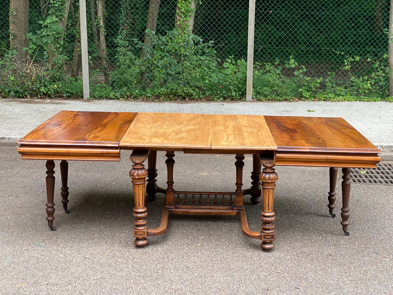 Henri II extendable dining table in solid walnut from the 19th century, 310cm.