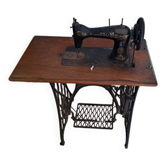 Sewing machine singer