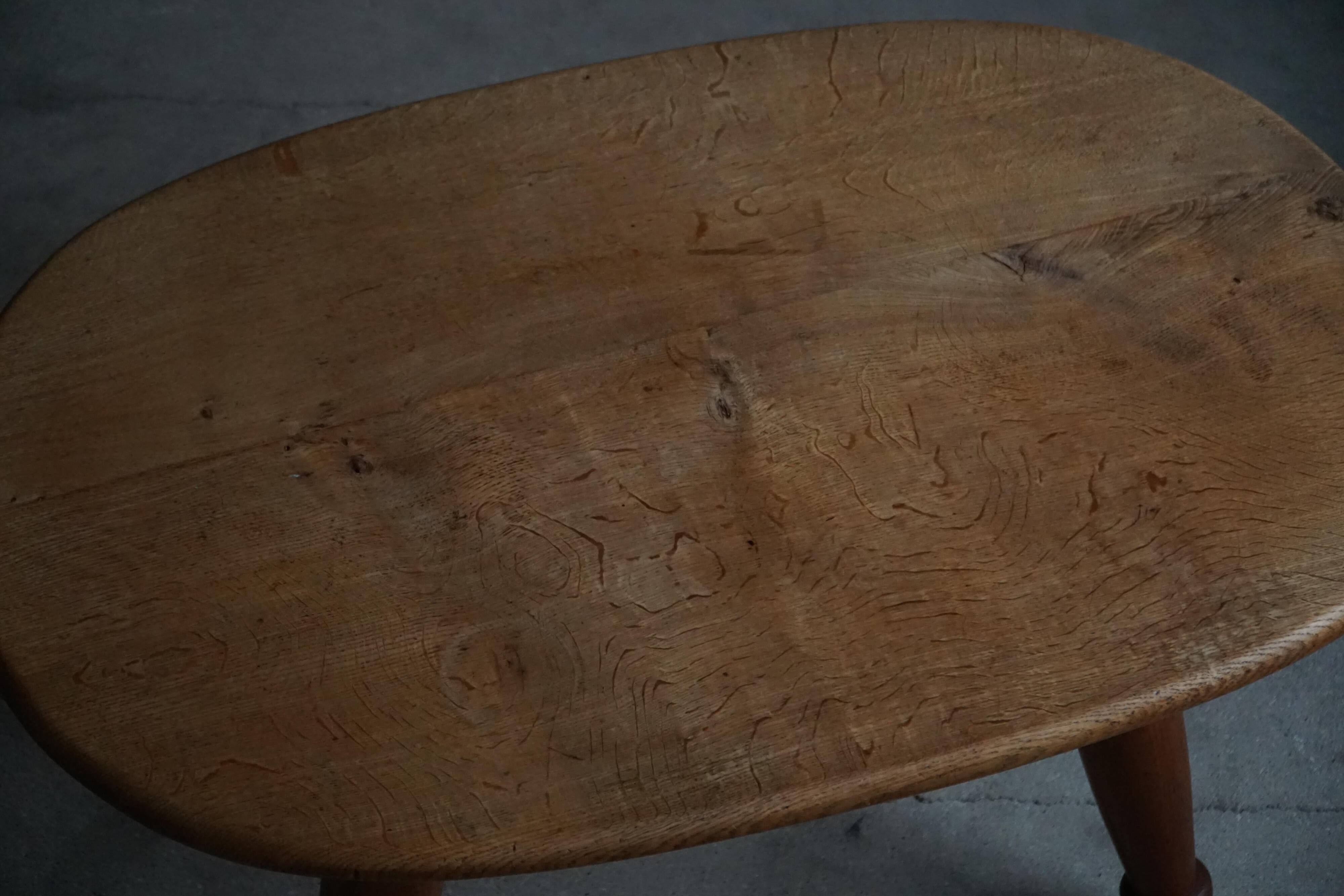Mid-20th century Danish coffee table / side table in oak, Otto Færge, 1940s.