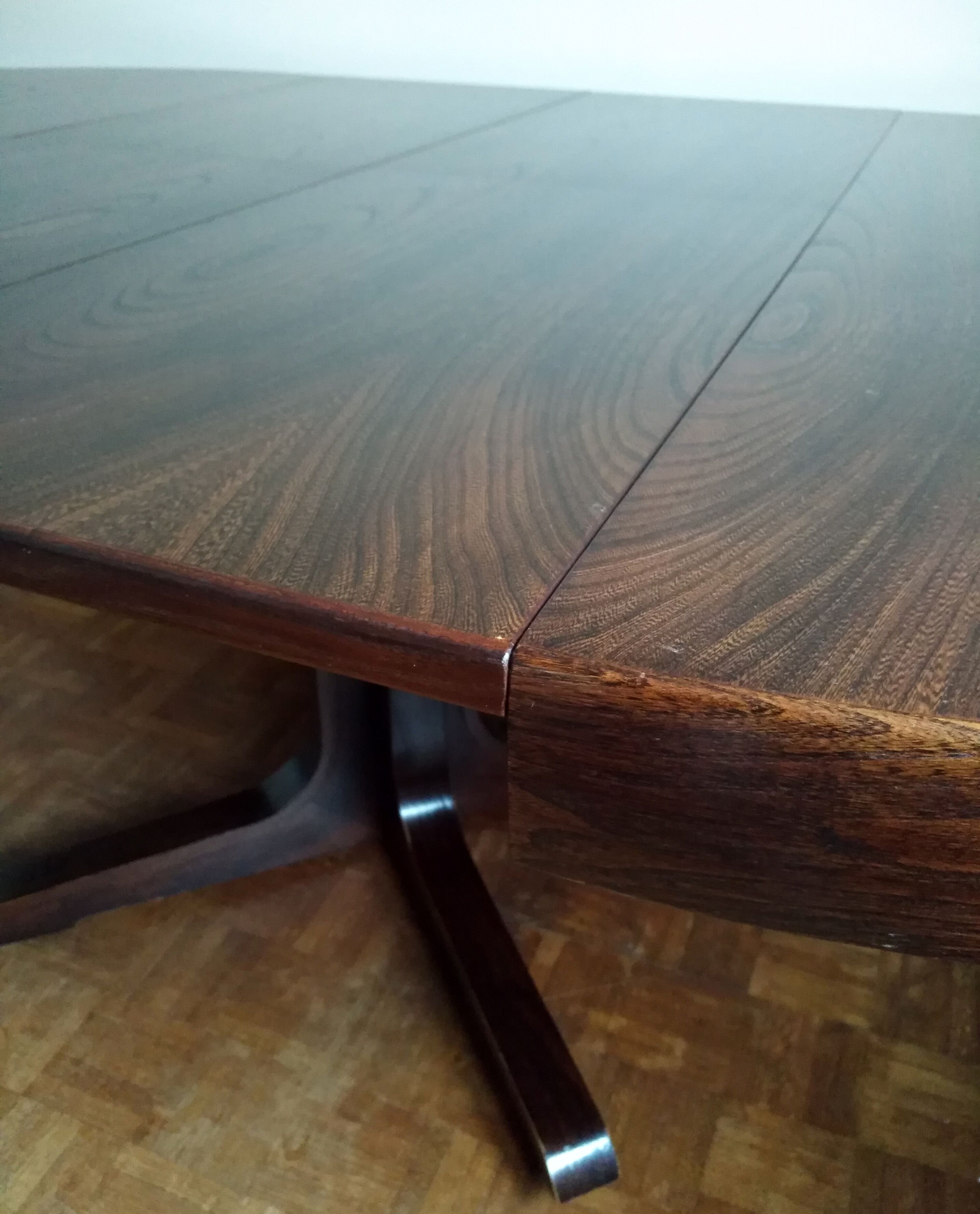 Extendable round table on central support