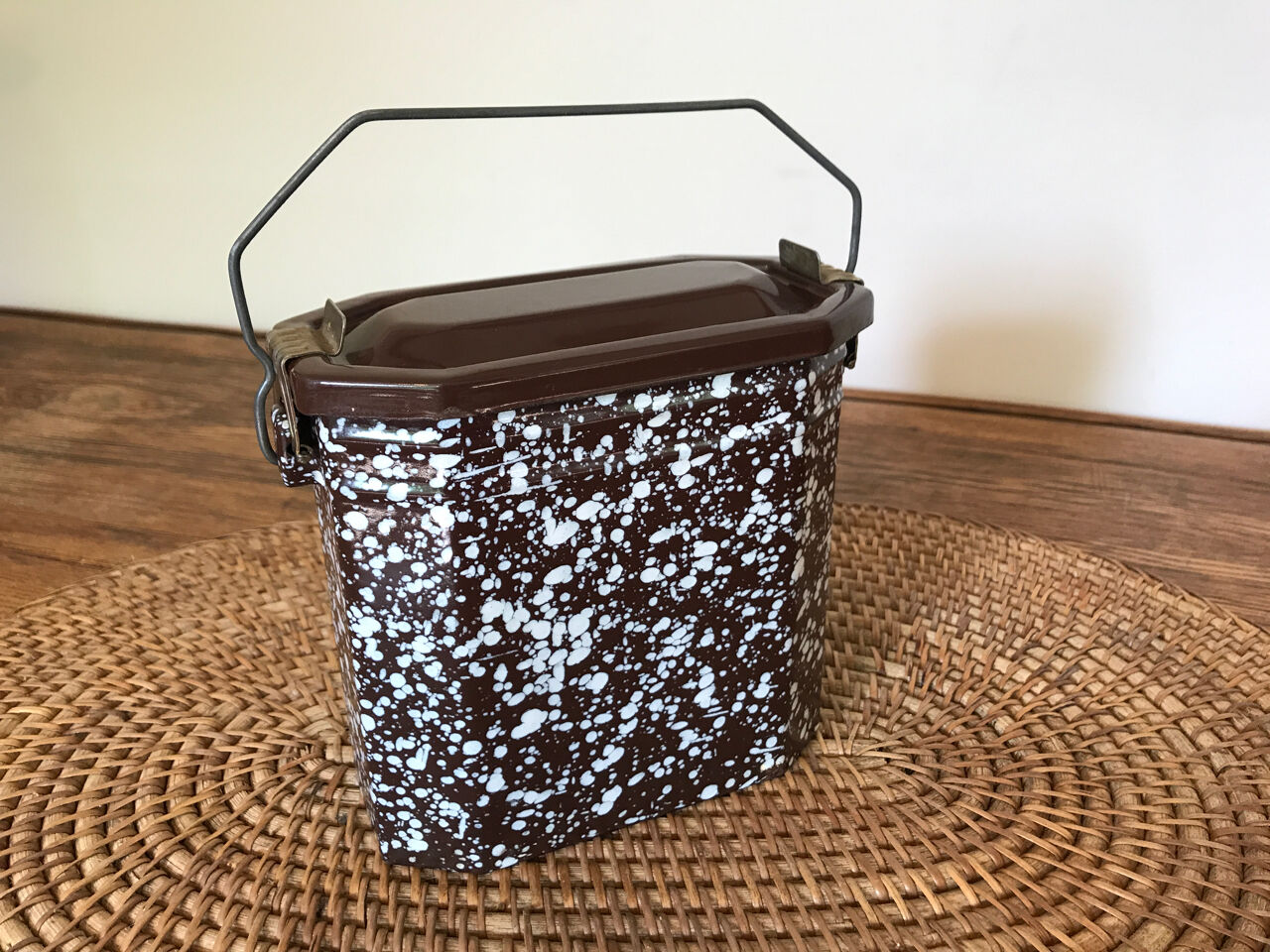 Canteen in vintage enamelled sheet metal