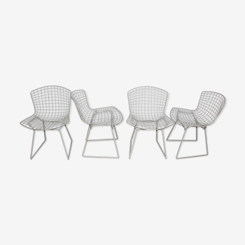 4 white chairs design Harry Bertoia Knoll international