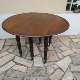 Antique table with 2 flaps