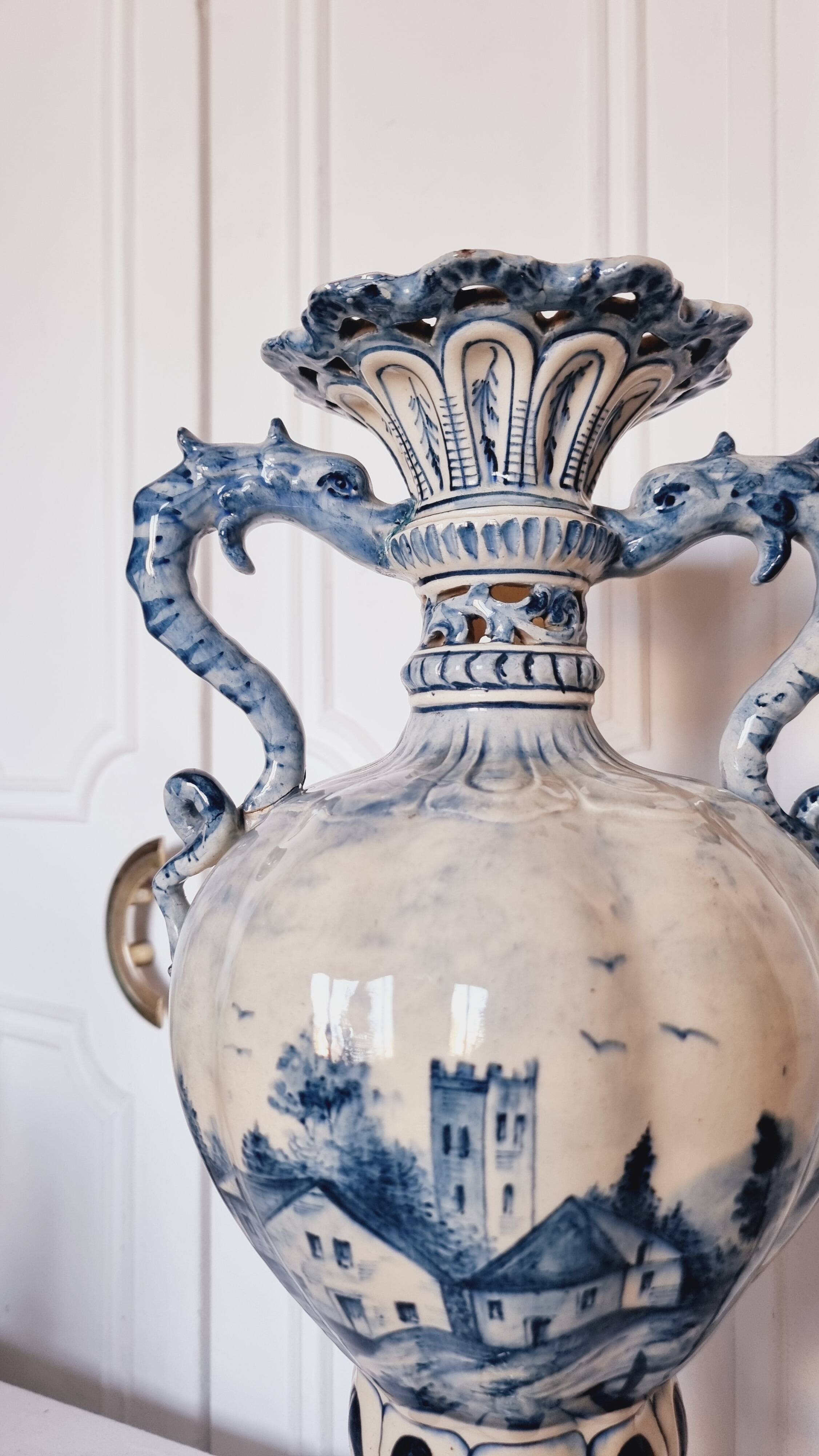 Large Spanish vase in Talavera style, hand-painted, adorned with a landscape.