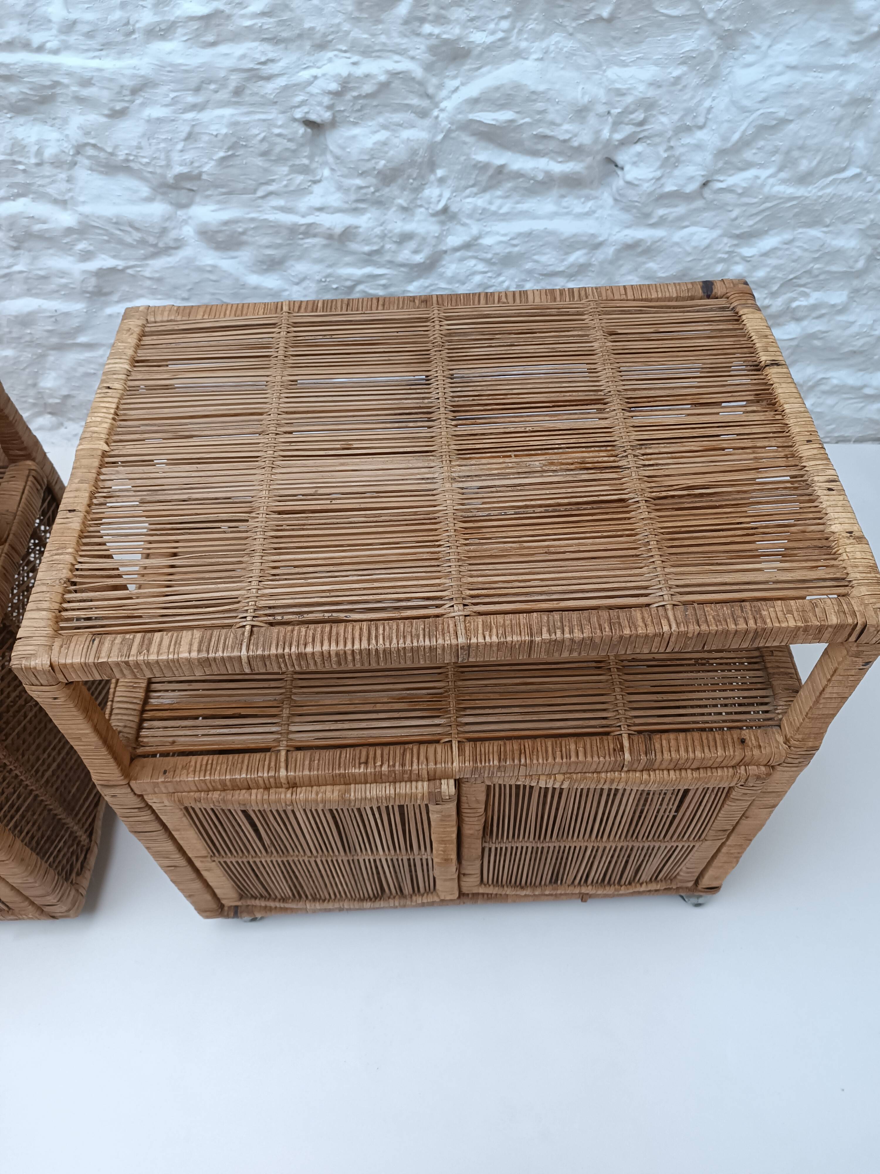 Paire de buffets en rotin vintage (Buri ) sur roulettes