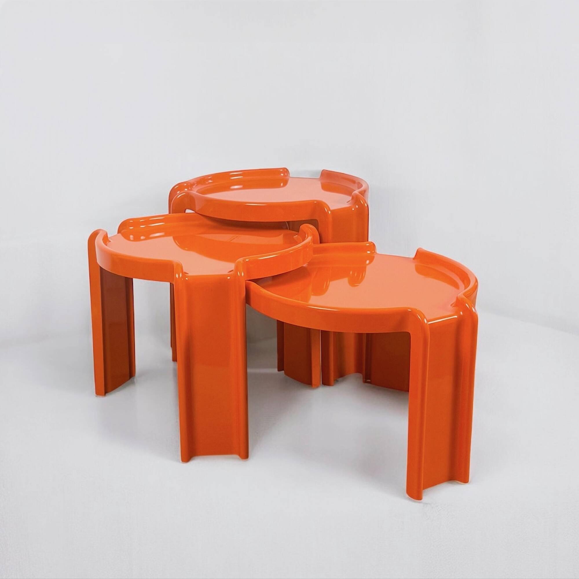 3 tables orange Giotto Stoppino pour Kartell, années 1960