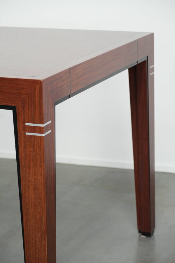 Table à manger spacieuse de style Art Déco pour 6 personnes avec des détails uniques.