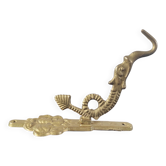 Patère vintage en laiton doré à motif créature marine et médaillon tro
