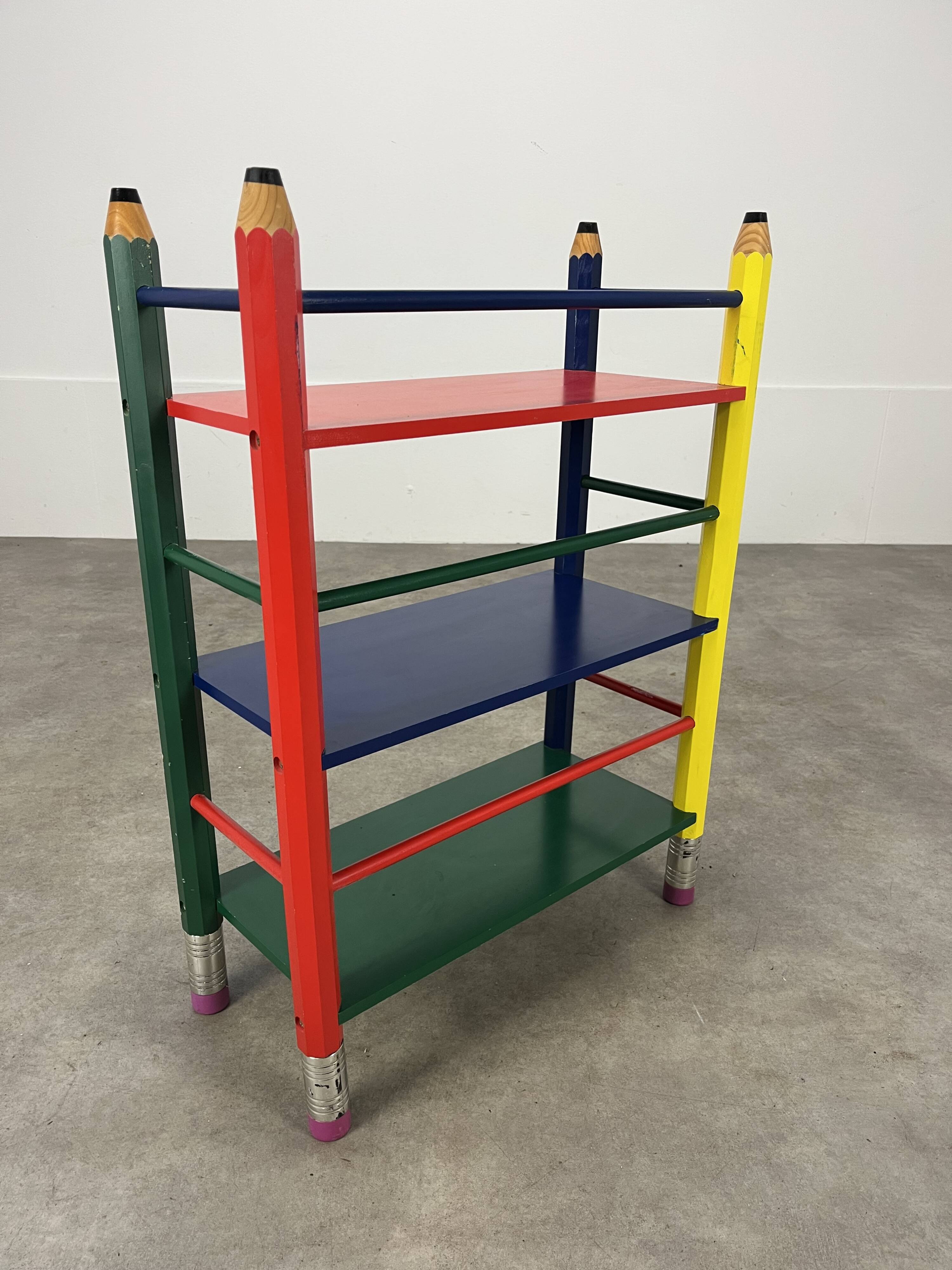 Etagère crayon style Pierre Sala pour enfants