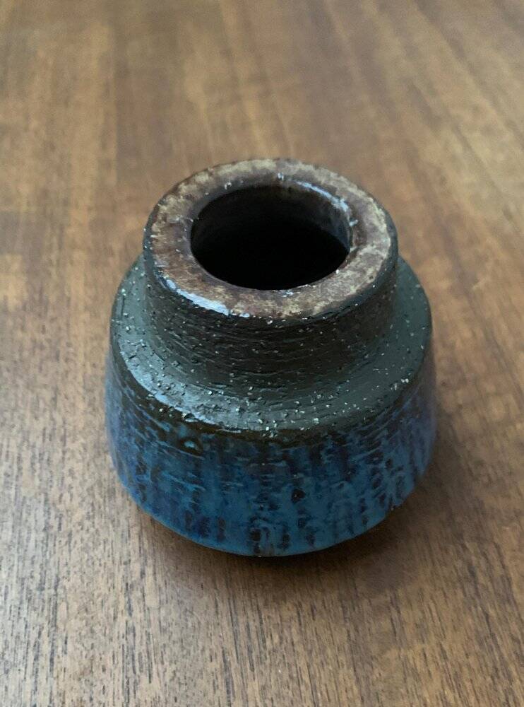 Minimalist studio pottery vase from mid-century Danish artist Michael Andersen, Bornholm, 1960s.