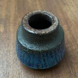 Minimalist studio pottery vase from mid-century Danish artist Michael Andersen, Bornholm, 1960s.