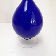 Vase soliflore en opaline bleu roi