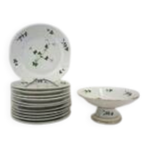 Porcelaine de Paris, XIXe, décor au bardeau, 12 assiettes à dessert + coupe.