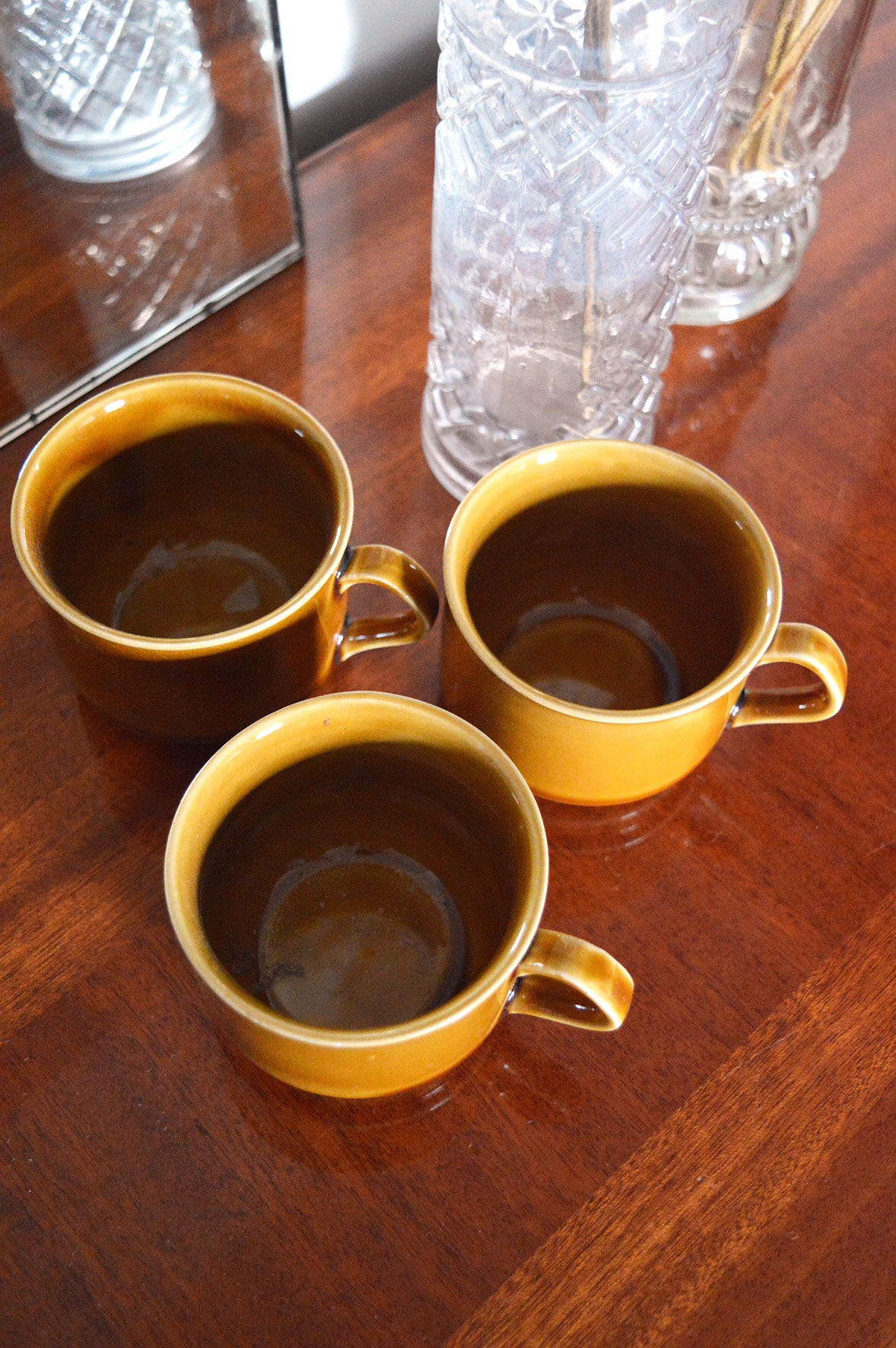 Series of 3 ochre cups