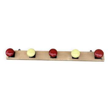 Portemanteau à 5 patères métal laqué jaune et rouge vintage 1960