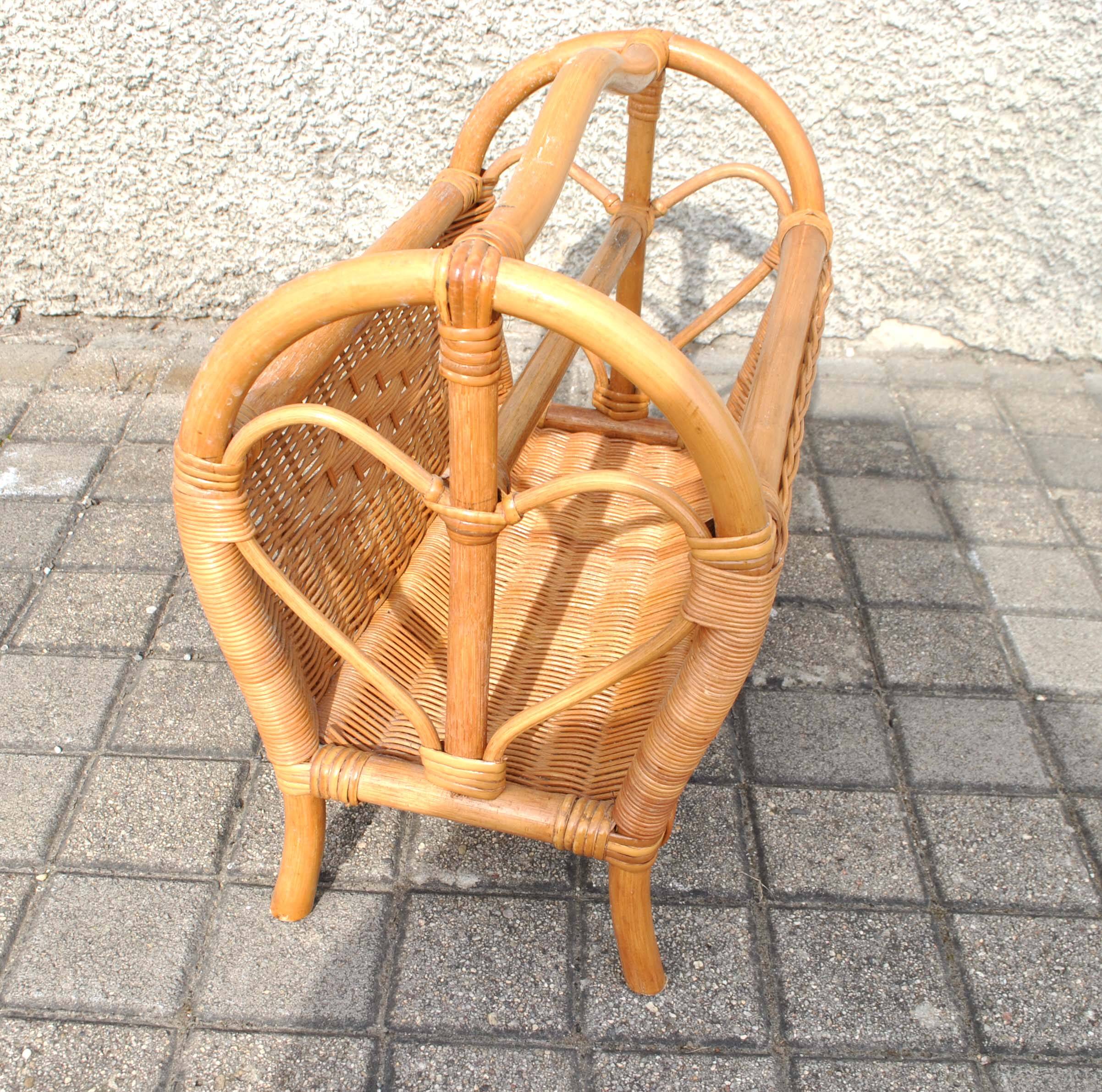 Magazine basket in vintage rattan and bamboo - heart pattern