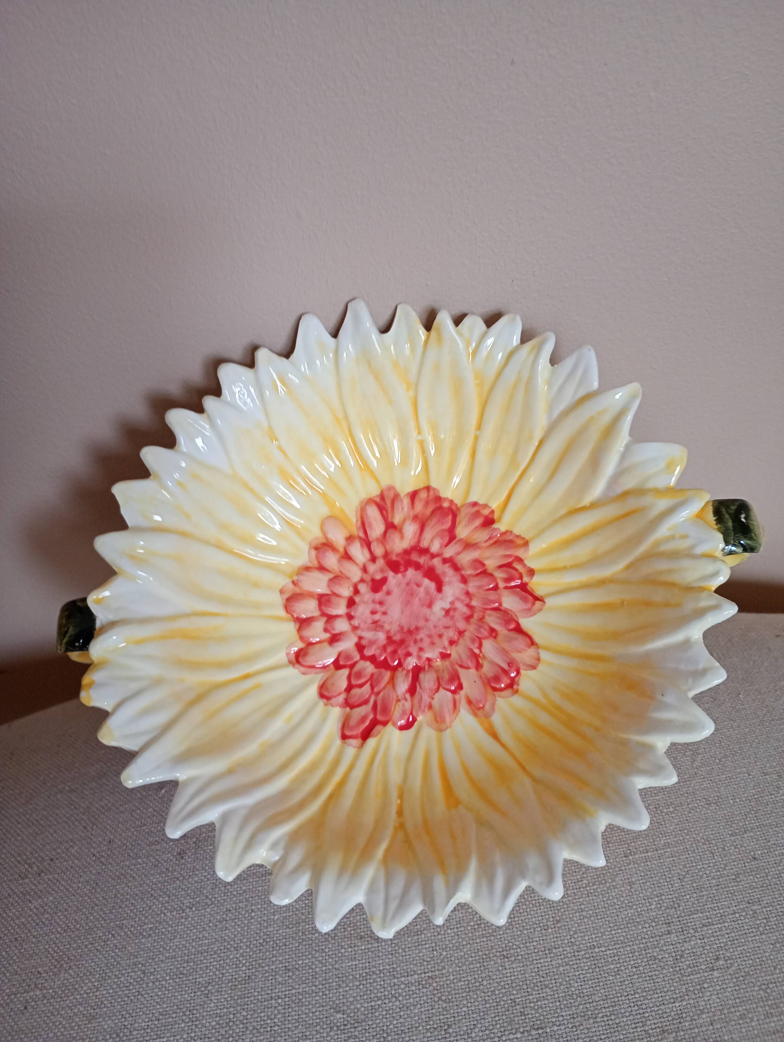 Sunflower-shaped bowl with handles