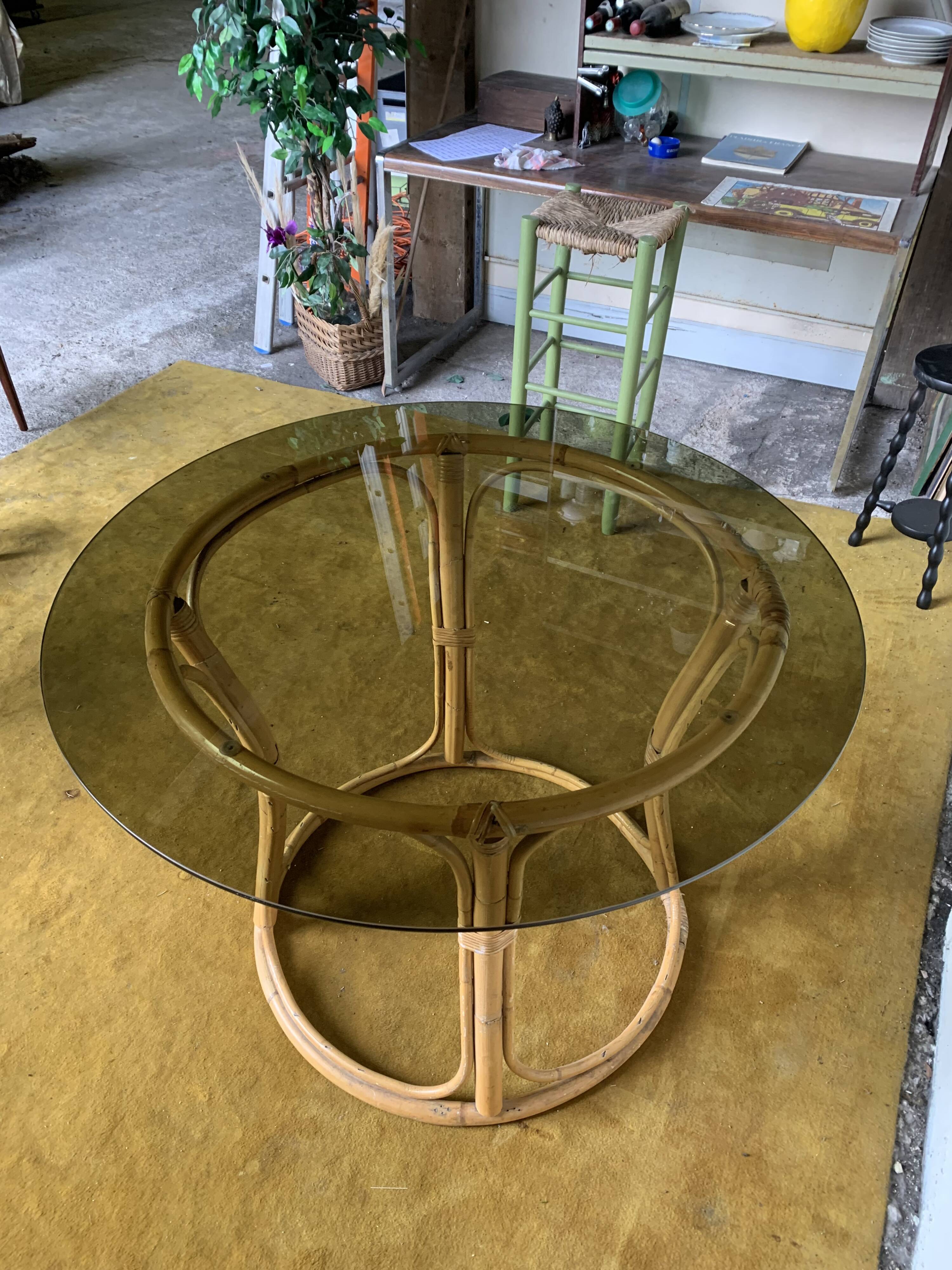 Round dining table with bamboo legs