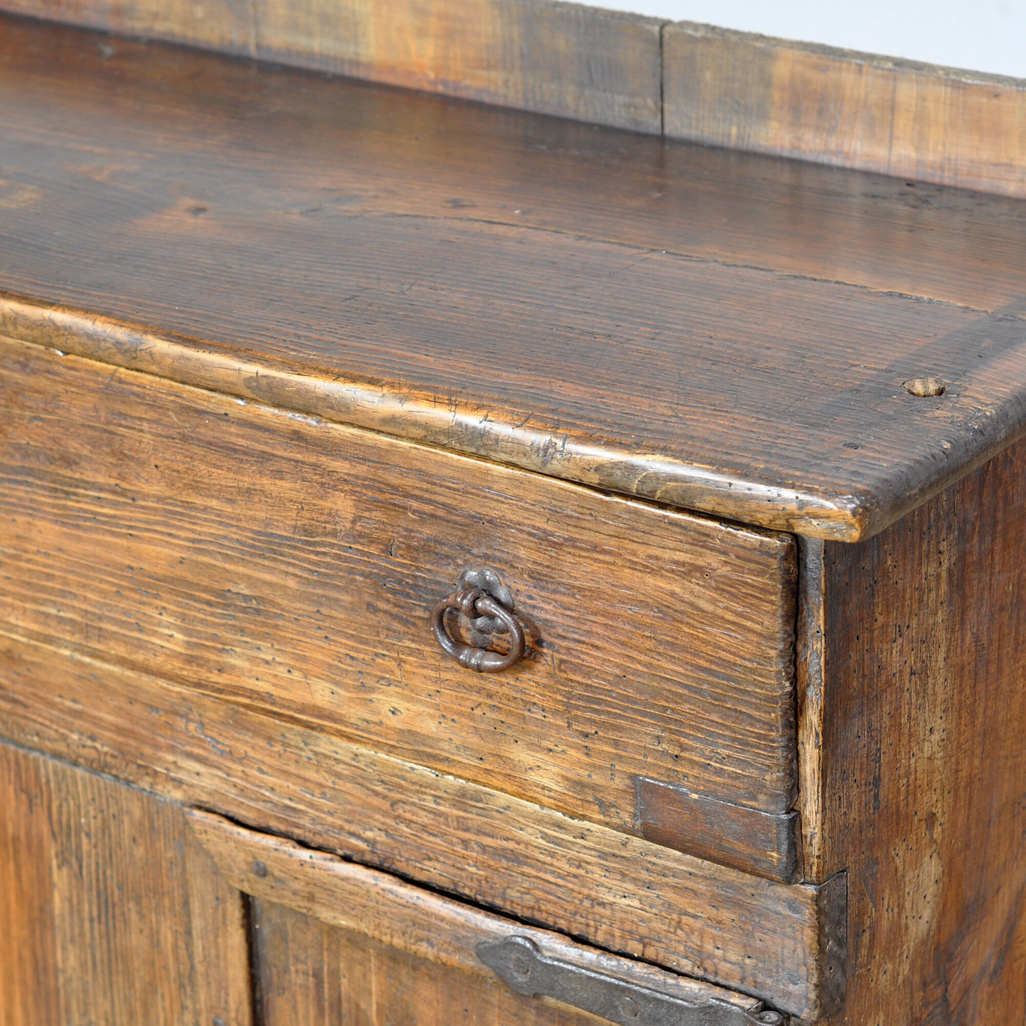 Cabinet en pin ancien, vers 1820