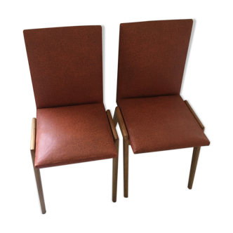 Chaises vintage rouges et pieds compas