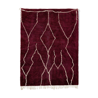 Tapis marocain moderne rouge foncé