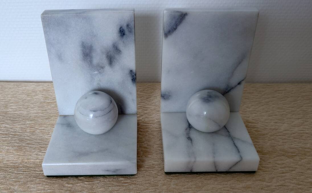 Vintage bookends in grey veined white marble – Minimalist design