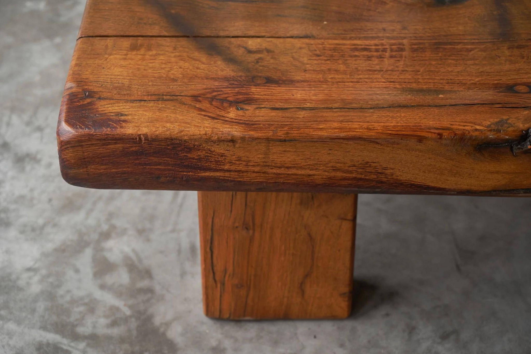 Table basse brutaliste en chêne massif - années 20