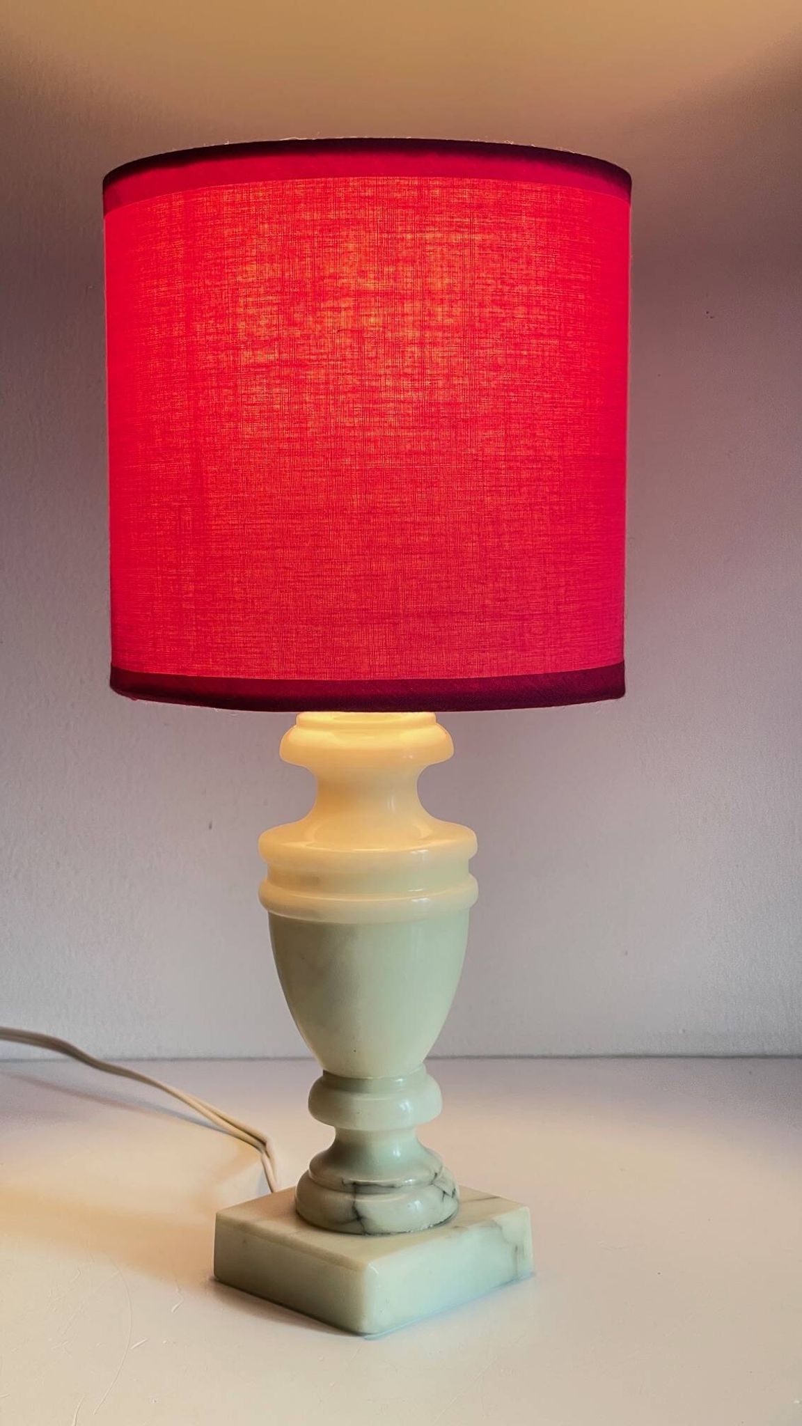 Lampe marbre et tissu fuchsia vintage