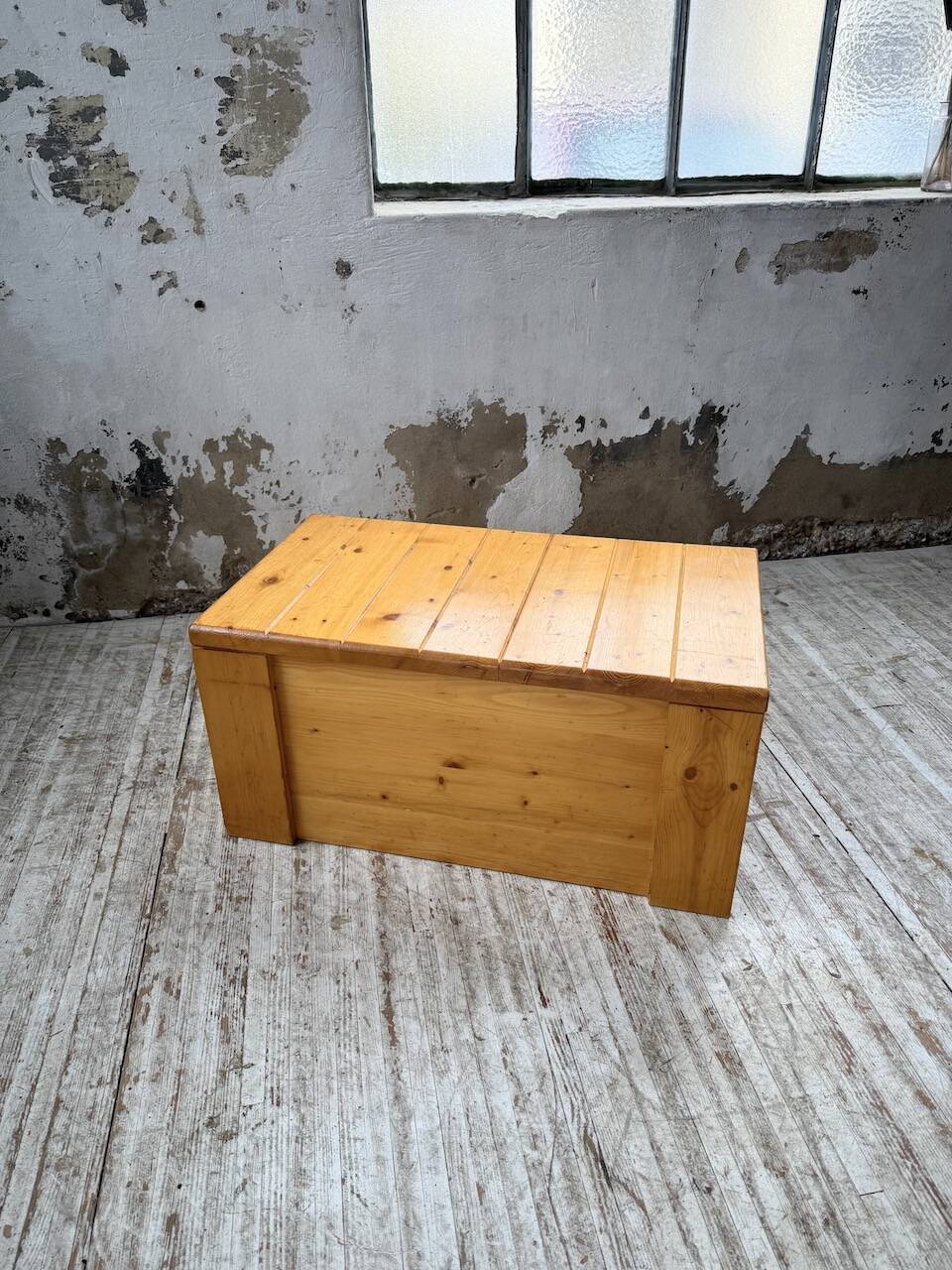Chest or coffee table Perriand Les Arcs 1800