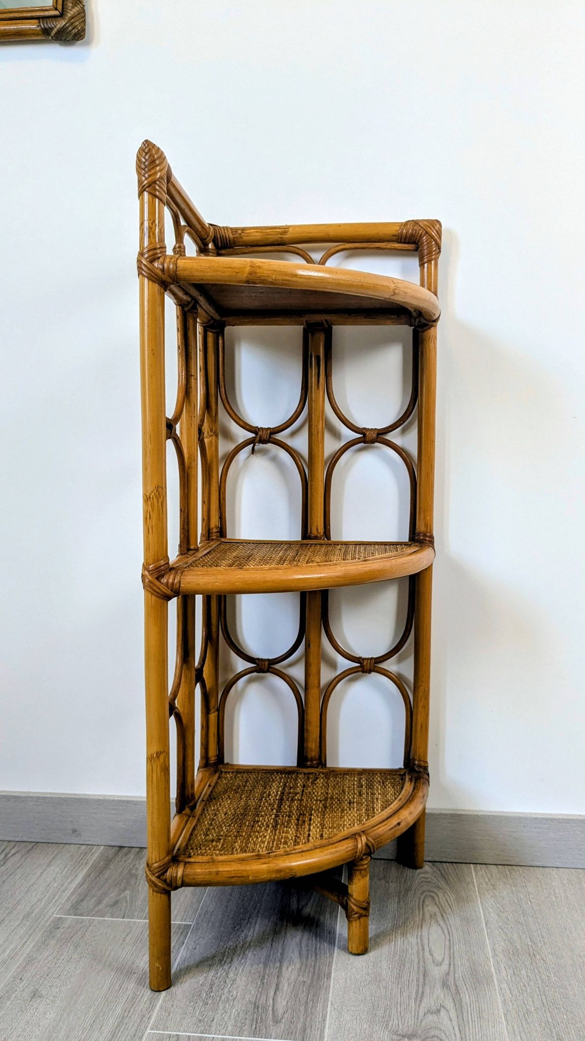 Vintage rattan corner shelf – Natural elegance and airy lines