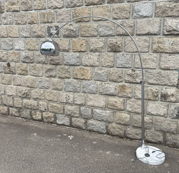 Lampadaire arc en chrome et marbre