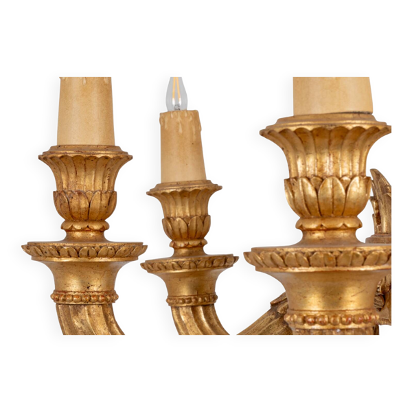 Dumez, Lustre de style Louis XVI en bois sculpté et doré. Années 1950.