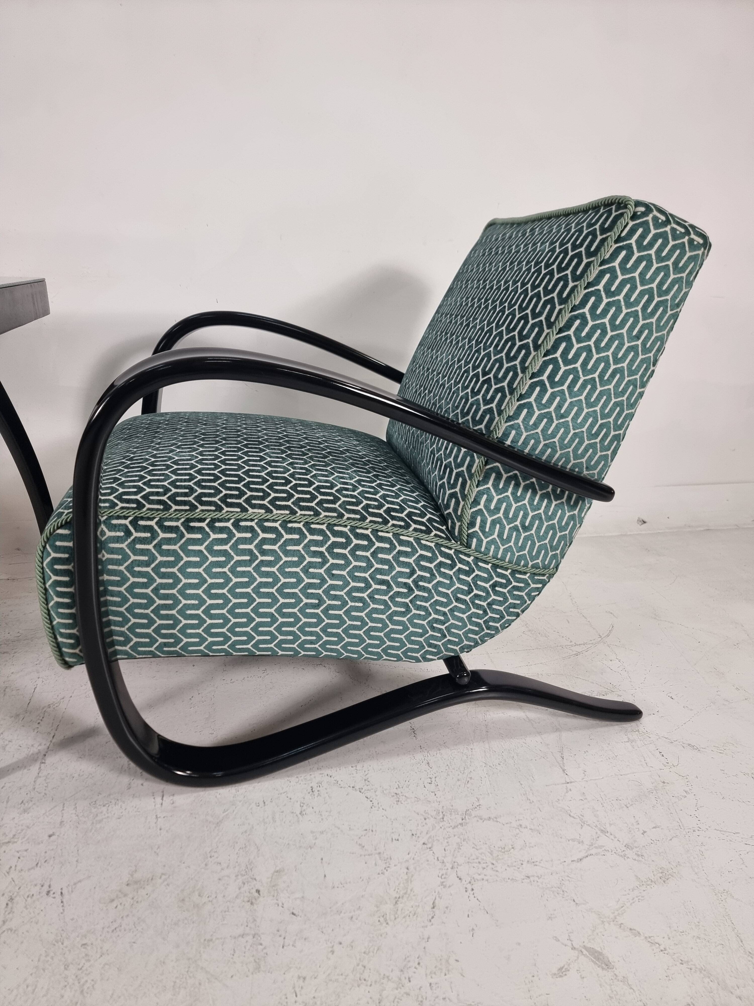 H 269 Lounge Chairs, table and poufs by Jindřich Halabala for Up Zavody, 1940s, Set of 5