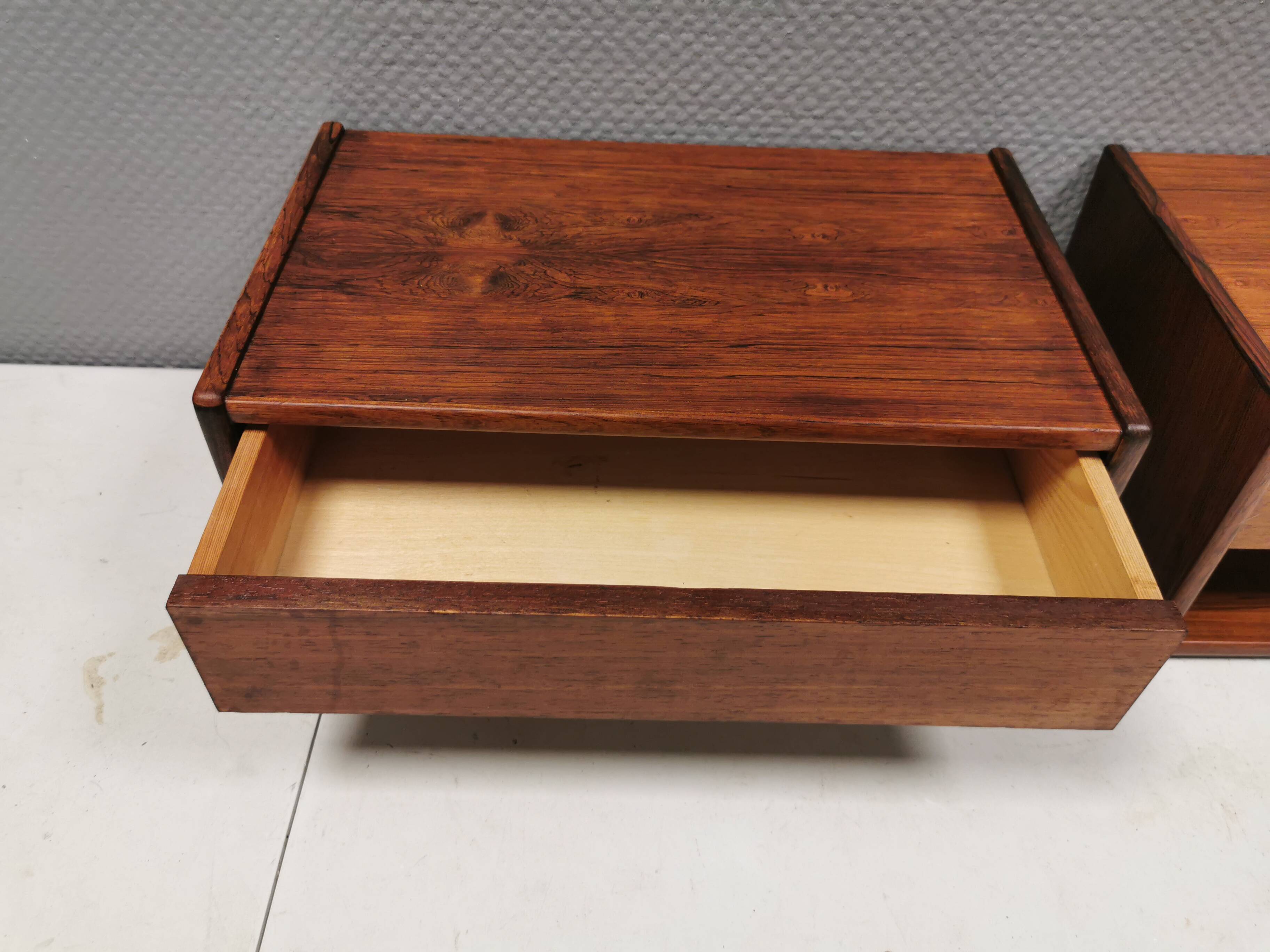 Tables de chevet murales en palissandre. Danoises et des années 1960-70.