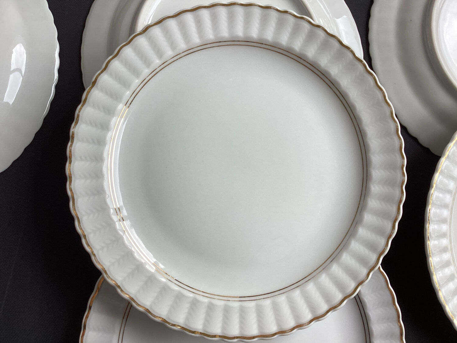 Lot de 12 anciennes assiettes à dessert porcelaine B &Cie