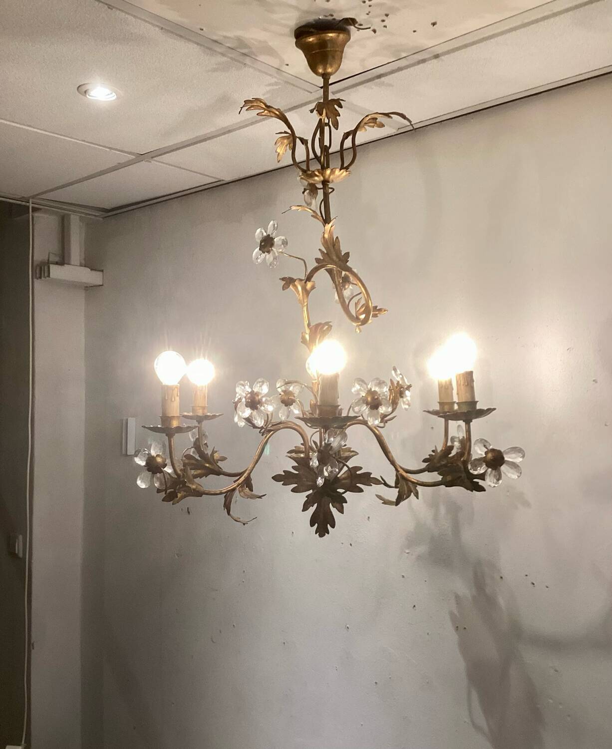 Lustre en métal doré et fleurs en verre, 1970