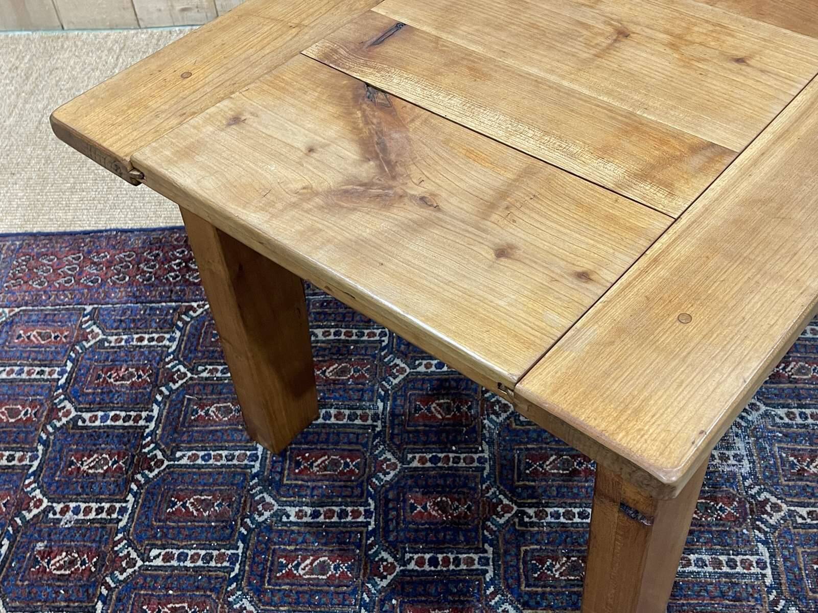 Cherry wood coffee table with sliding top, work from the 70s